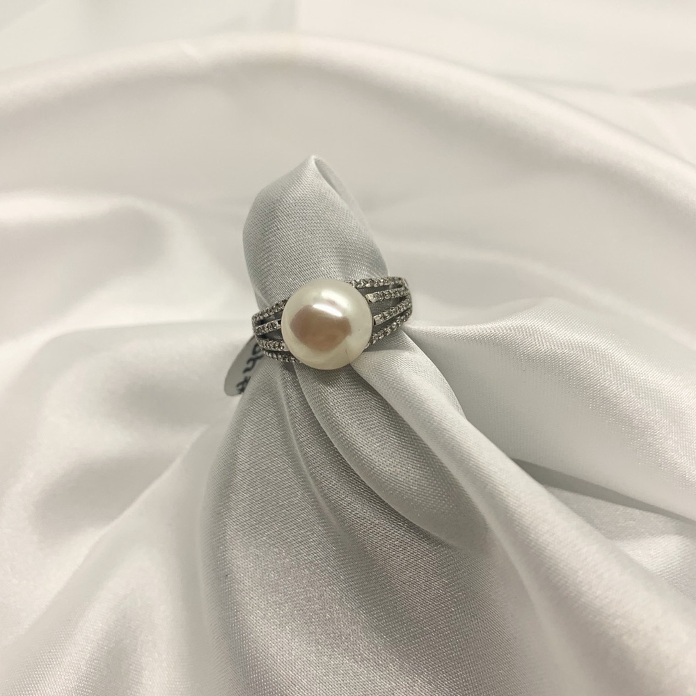Elegant Silver Pearl Ring